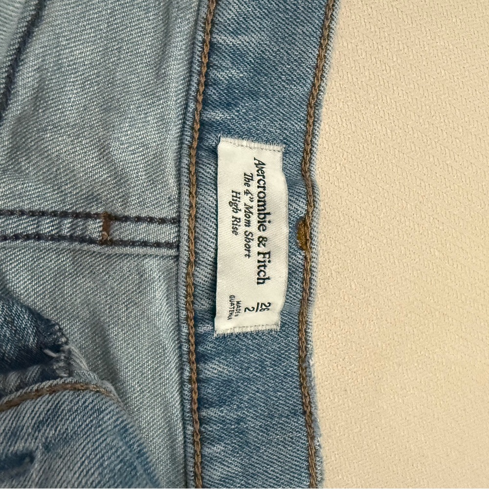 Abercrombie & Fitch 4 inch mom short high rise - Picture 4 of 4